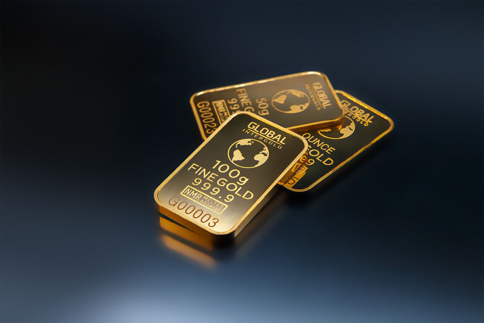 Monete disposte in piccole pile accanto a un quaderno di risparmio